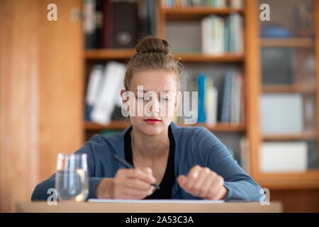 L apprendimento degli studenti in una libreria Foto Stock