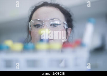 Ai giovani scienziati femmina con tubi in un laboratorio Foto Stock