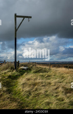 Recentemente rinnovato in inverno al patibolo Steng Croce, vicino Elsdon, Northumberland Foto Stock