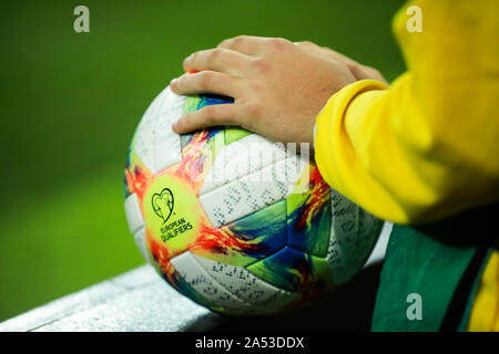 Bucarest, Romania - 15 Ottobre 2019: Dettagli con le mani di un ragazzo su un Adidas Conext 19 Qualificazioni europee Gazzetta soccer match ball su Arena Foto Stock