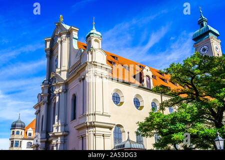 Vista sulla chiesa di Santo Spirito nel centro cittadino di Monaco di Baviera, Germania Foto Stock