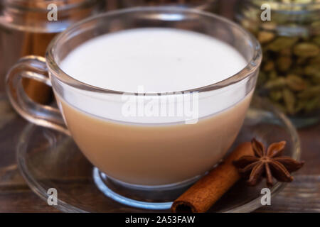 Primo piano immagine della tradizionale indiano Masala chai tè con spezie Foto Stock