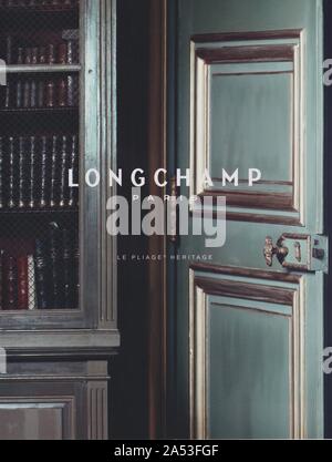 Poster pubblicitari Longchamp fashion house con Alexa Chung in magazzino carta dal 2014 anno, pubblicità creative Longchamp annuncio da 2010s Foto Stock