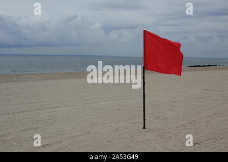 New York, Stati Uniti d'America. Decimo Sep, 2019. Una bandiera rossa soffia sulla spiaggia di Coney Island a New York del distretto di Brooklyn. La bandiera rossa sulle spiagge indica che la balneazione è vietata. La spiaggia lungo la costa atlantica è molto ben visitato in estate. Credito: Alexandra Schuler/dpa/Alamy Live News Foto Stock