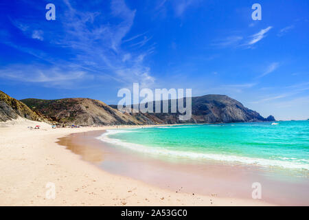 Vista sulla bellissima spiaggia Praia do Castelejo presso la costa Algarve in Portogallo Foto Stock