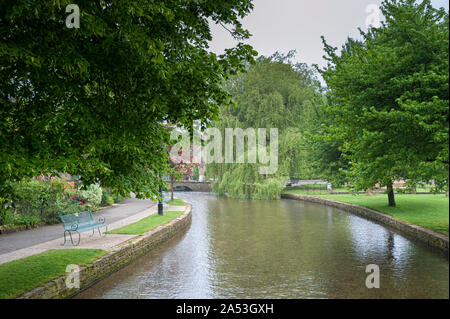 Passerella di pietra attraverso il Fiume Windrush a Bourton-on-the-acqua, anche conosciuta come la Venezia del Cotswolds - Gloucestershire - Inghilterra - UK Foto Stock