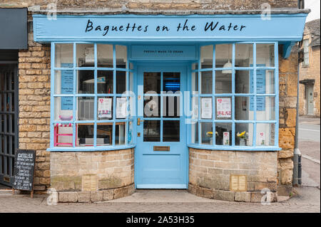 L'ingresso anteriore per il tradizionale panificatori artigiani shop a Bourton-on-the-acqua, conosciuta come la Venezia del Cotswolds - Gloucestershire - Inghilterra Foto Stock