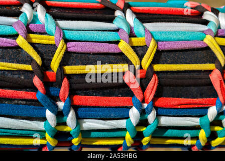 Decorazione di Interwoven strisce colorate; Foto Stock