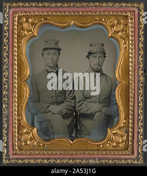 Non identificato due soldati in uniformi di confederati e cappelli contrassegnato W.G. Foto Stock