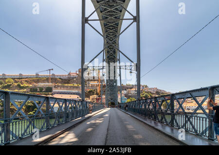 Ponte di Dom Luis I (costruito nel 1886) nel vecchio porto Foto Stock