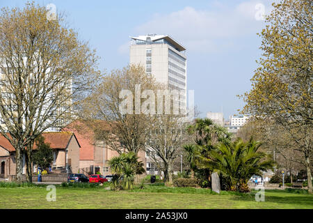 La moderna architettura di Plymouth city centre con la Civic Center, su una soleggiata giornata di primavera. Foto Stock