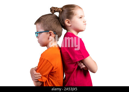 Sorella e fratello sono stati offesi reciprocamente. Isolato su uno sfondo bianco. Foto Stock