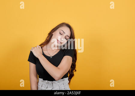 Donna di lavoro premendo la sua spalla come sente il piacere mentre era così stanco. Foto Stock