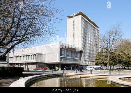 La moderna architettura di Plymouth city centre con la Civic Center, su una soleggiata giornata di primavera. Foto Stock