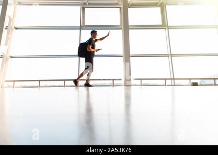 Imprenditore precipitando in aeroporto per prendere un volo Foto Stock