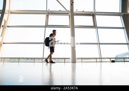 Imprenditore precipitando in aeroporto per prendere un volo Foto Stock