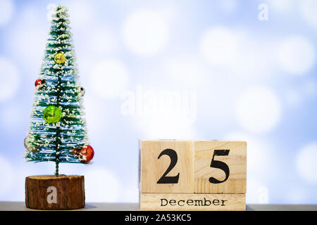 25 dicembre e decorazione di natale su sfondo blu Foto Stock