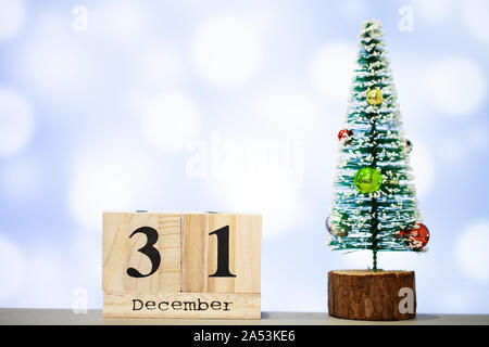 31 dicembre e decorazione di natale su sfondo blu Foto Stock