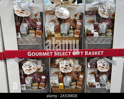 Orlando,FL/USA -10/15/19: Il regalo di Natale corsia di un Sams Club all'ingrosso retail store con una varietà di nuovo Natale Cesti Regalo pronto per essere pur Foto Stock