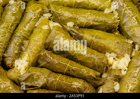 Cucinato al momento dolmas o farcite le foglie di uve confezionati in una padella Foto Stock