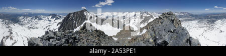 Panorama da vicino alla vetta del Picco di Banner compresi Ritter picco e un sacco di Sierra Nevada neve d'estate Foto Stock