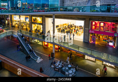 People shopping notturno in Liverpool ONE Foto Stock