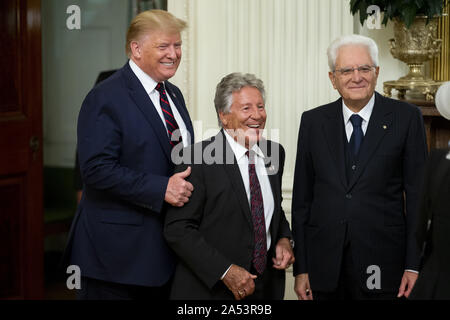 Washington, Distretto di Columbia, Stati Uniti d'America. Xvi oct, 2019. Il presidente statunitense Trump (L) in posa per una foto con italo-americano nato ex racing driver Mario Andretti (C) e Presidente di Italia Sergio Mattarella (R) durante un ricevimento nella Sala Est della Casa Bianca di Washington, DC, Stati Uniti d'America, 16 ottobre 2019. Il presidente statunitense Trump ha ospitato il Presidente di Italia Sergio Mattarella e sua figlia e in Italia la prima signora Laura Mattarella a un ricevimento in onore della Repubblica Italiana Credito: Michael Reynolds/CNP/ZUMA filo/Alamy Live News Foto Stock