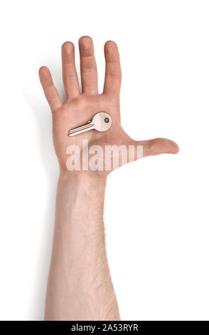 Vista ravvicinata della mano d'uomo con chiave isolati su sfondo bianco Foto Stock