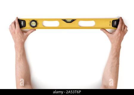 Vista ravvicinata delle mani dell'uomo giallo azienda livello di edificio isolato su sfondo bianco Foto Stock