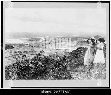 Due donne in piedi sulla collina, affacciato sul Pacifico ingresso al Canale di Panama, Balboa, Panama Foto Stock