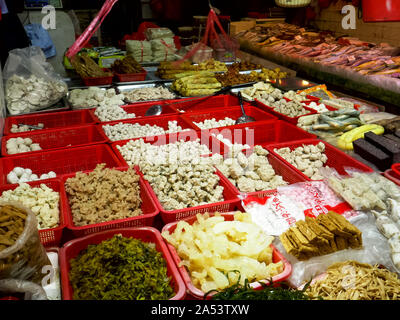 Elaborati polpettine di pesce e altri prodotti a base di pesce a chun yeung nel mercato di Hong kong Foto Stock