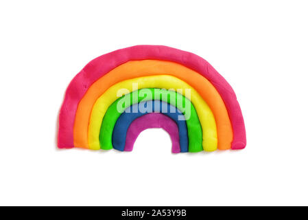 Rainbow realizzato da plastilina isolato su uno sfondo bianco Foto Stock