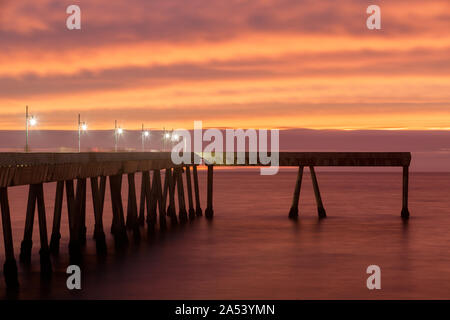 Fiery Sunset over Pacifica molo municipale Foto Stock