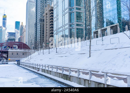 Scale coperte di neve sul Chicago Riverwalk con il fiume Frozen in inverno Foto Stock
