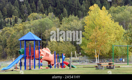 Parco giochi per bambini con alberi autunnali. Terrazza, British Columbia, Canada Foto Stock