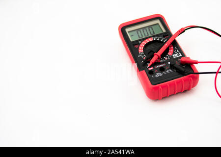 Un rosso e nero elettronica digitale multimetro per elettricisti Foto Stock