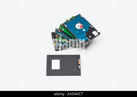 Pile di HDD con una SSD. Pila della vecchia unità disco rigido posto accanto al nuovo e più veloce, unità a stato solido. Bianco sfondo isolato. Foto Stock