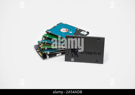 Pile di HDD con una SSD. Pila della vecchia unità disco rigido posto accanto al nuovo e più veloce, unità a stato solido. Bianco sfondo isolato. Foto Stock