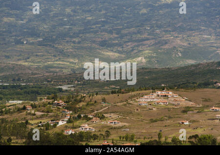 Vista in elevazione della Villa de Leyva, un colombiano tourist villaggio andino Foto Stock