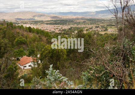 Vista in elevazione della Villa de Leyva, un colombiano tourist villaggio andino Foto Stock