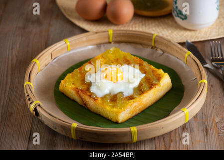 Tradizionale stile Malese colazione, kaya burro tostato con metà uova sode Foto Stock