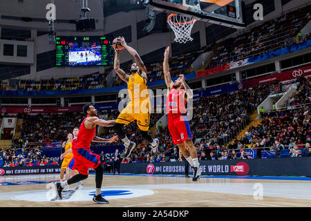 Mosca, Russia. Xvii oct, 2019. Devin Booker, #5 di Khimki Mosca visto in azione contro il CSKA Mosca durante la Turkish Airlines Euroleague terzo round di gioco la stagione 2019-2020.Punteggio finale: il CSKA Mosca 99 - 86 Khimki Mosca. Credito: SOPA Immagini limitata/Alamy Live News Foto Stock