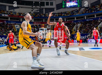 Mosca, Russia. Xvii oct, 2019. Dairis Bertrans, #45 di Khimki Mosca visto in azione contro il CSKA Mosca durante la Turkish Airlines Euroleague terzo round di gioco la stagione 2019-2020.Punteggio finale: il CSKA Mosca 99 - 86 Khimki Mosca. Credito: SOPA Immagini limitata/Alamy Live News Foto Stock