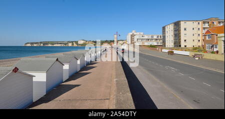 Spiaggia Bianca di capanne in città di Seaton, Devon Foto Stock