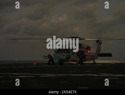 Baia di Manila (ott. 11, 2019) un MH-60S Mare cicli Hawk si tratta di rotori sul ponte di volo dell'Whidbey Island-class dock landing ship USS Germantown (LSD 42) durante l'esercizio KAMANDAG 3. Il Germantown partecipa KAMANDAG 3, un Philippine-led, esercizio bilaterale con gli Stati Uniti, progettato per aumentare la lotta contro il terrorismo, gli aiuti umanitari e di soccorso in caso di catastrofe le capacità attraverso scambi di militari che il rafforzamento del partenariato e la capacità di rispondere rapidamente alle crisi in tutta la regione Indo-Pacifico. KAMANDAG è un acronimo per il filippino frase 'Kaagapay Ng Mga Mandirigma Dagat Ng,' Foto Stock