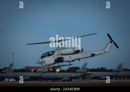 Un U.S. Marine Corps Reserve AH-1W SuperCobra elicottero con Marine Attacco leggero elicottero Squadron 773 prende il largo per una missione di addestramento su base comuneGuire-Dix Mc-Lakehurst, N.J., 10 ottobre, 2019. (U.S. Air National Guard foto di Master Sgt. Matt Hecht) Foto Stock