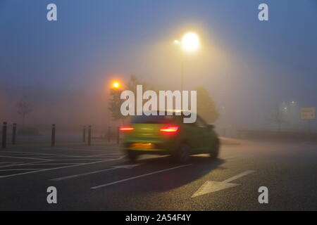 La guida auto in una notte di nebbia Foto Stock