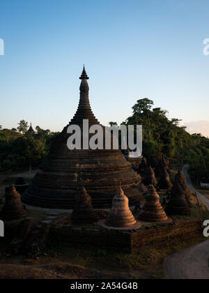 MRAUK U, MYANMAR - CIRCA NEL DICEMBRE 2017: Tempio Andaw-Thein Stupa al tramonto in Mrauk U, Stato di Rakhine. Foto Stock