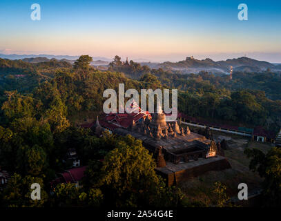 MRAUK U, MYANMAR - CIRCA NEL DICEMBRE 2017: vista aerea del tempio Shaitthaung, anche ortografato Shitthaung secondo standard pronuncia birmano Foto Stock