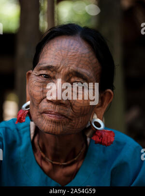 MRAUK U, MYANMAR - CIRCA NEL DICEMBRE 2017: Tempio Andaw-Thein Stupa al tramonto in Mrauk U, Stato di Rakhine. Foto Stock